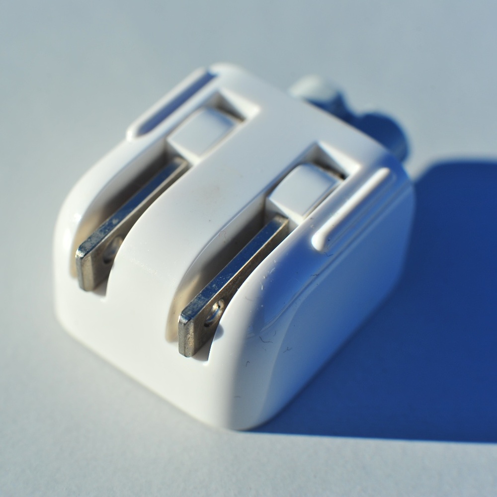 Apple Connector To US Power Adaptor to Cable White